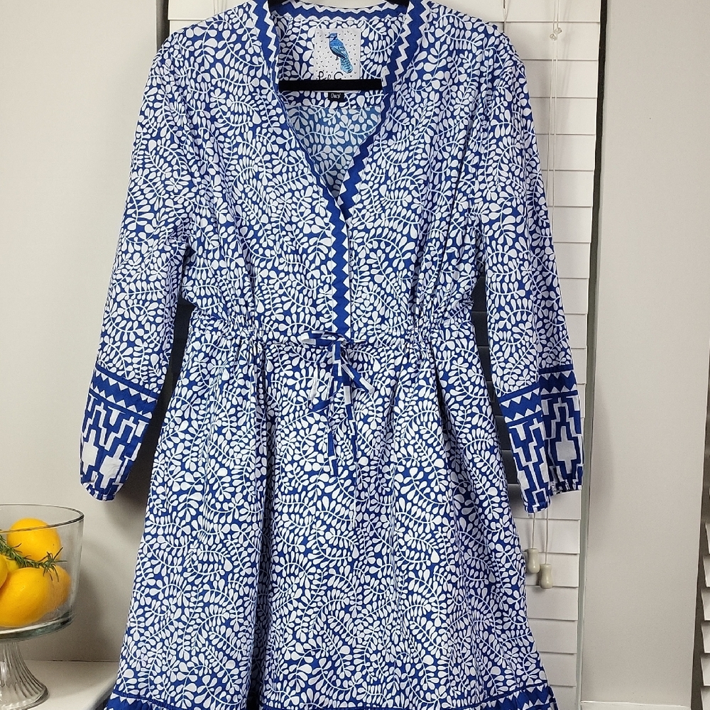 Lesley Evers Blue and White Printed V-Neck Tie-Waist Dress. One Size